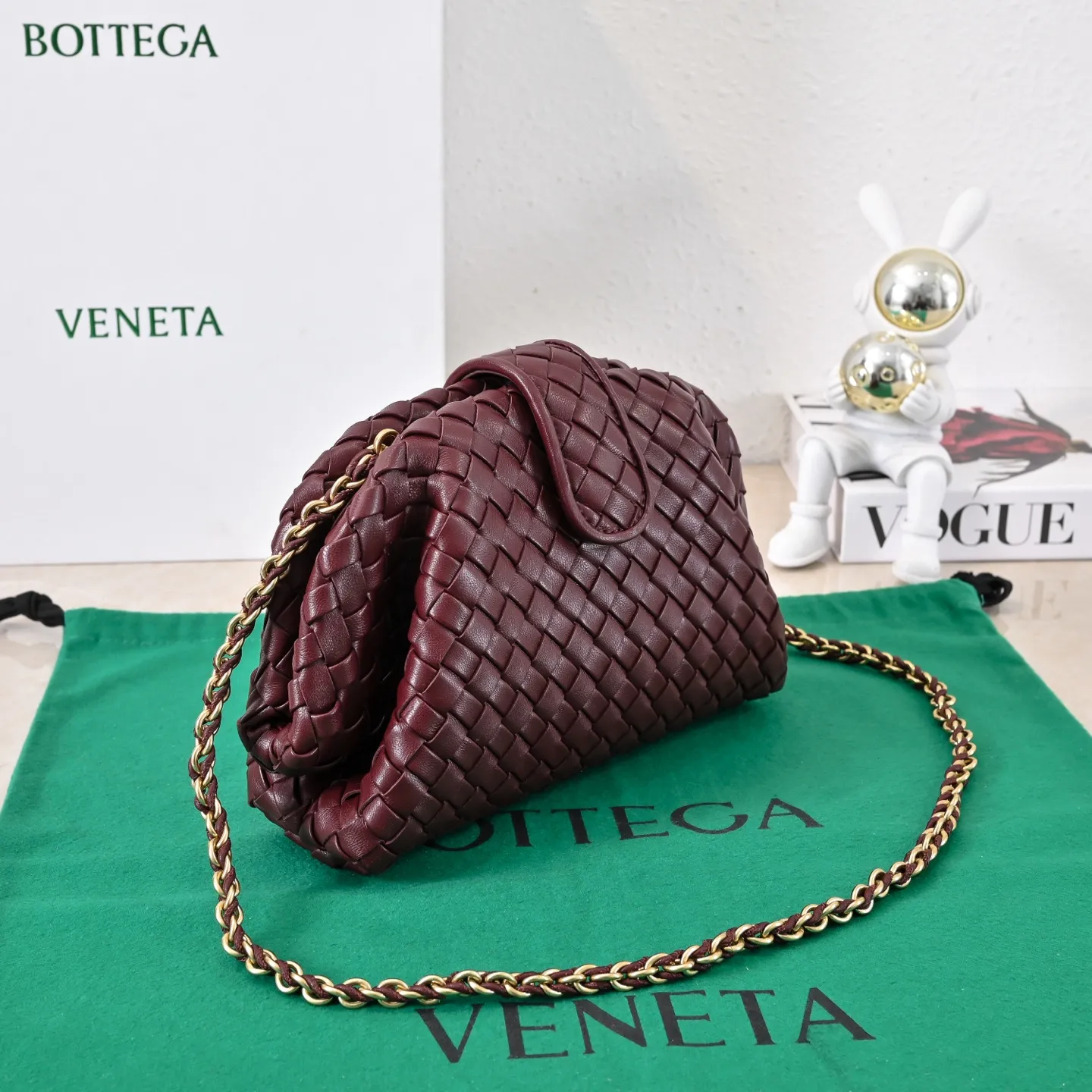 Batch 1880 BOTTEGA VENETA LAUREN 1980 small clutch bag is new! The small size that many people are squatting on is finally here. The self-adjustable zipper is a highlight of this bag. After being removed, it can be used as a handbag for important occasions. One bag unlocks two carrying methods at the same time. It is practical and has a unique sense of structure and beautiful lines. It is more elegant than a small cloud. It is a tribute to the classics and the pursuit of modernity. Style number: 4038 Size: 27*15*8cm